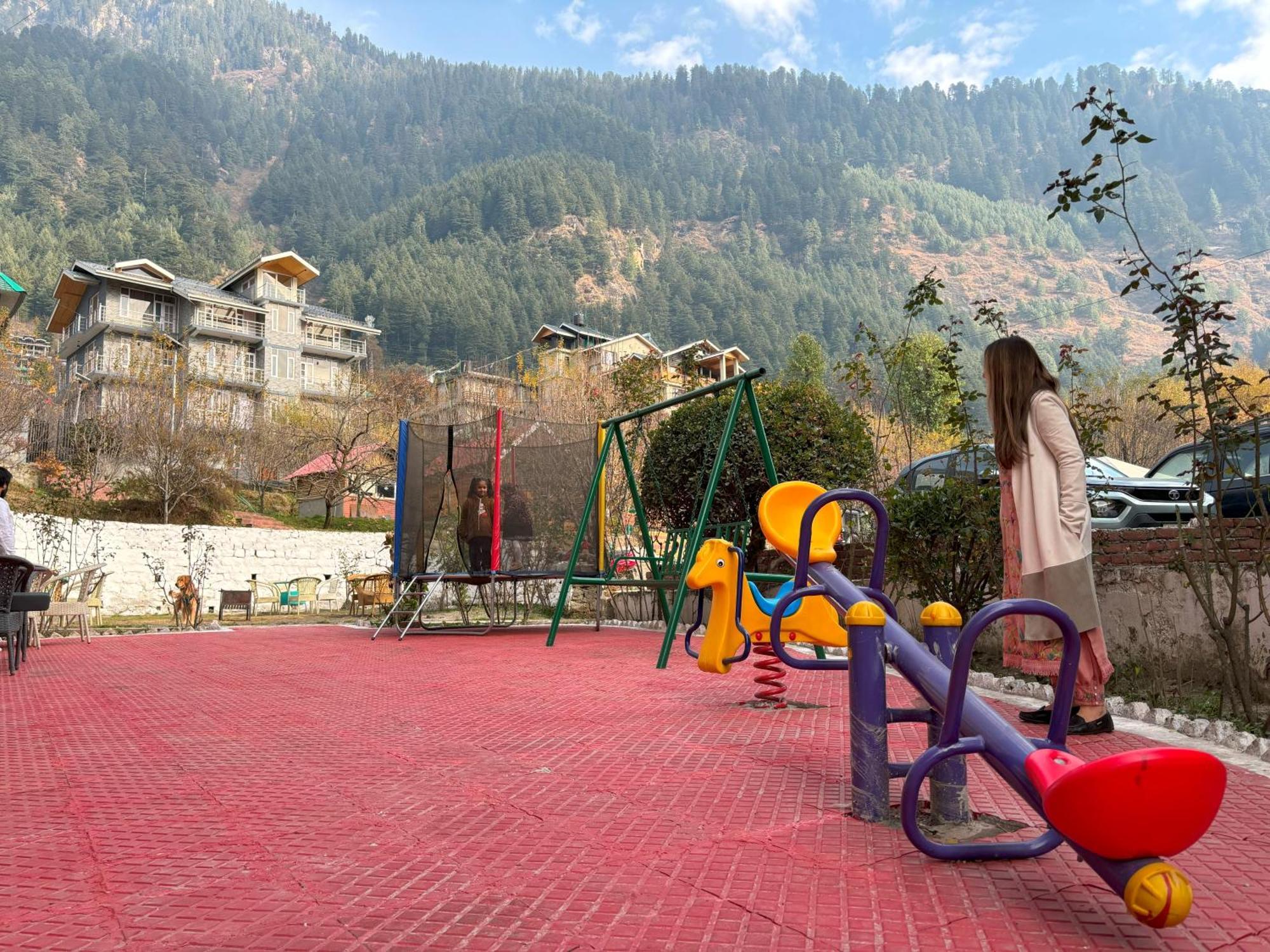 West Western #neartomallroad #gym #lawn #playingzone #pooltable #kidsfriendly #mountainview #tabletennis #familyfriendly #privateparking 4*