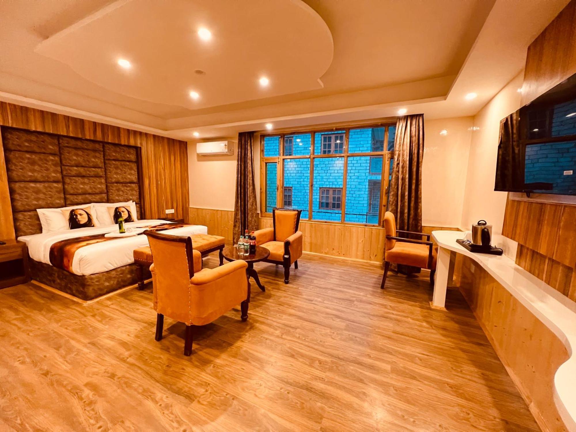 West Western #neartomallroad #gym #lawn #playingzone #pooltable #kidsfriendly #mountainview #tabletennis #familyfriendly #privateparking Manali (Himachal Pradesh)
