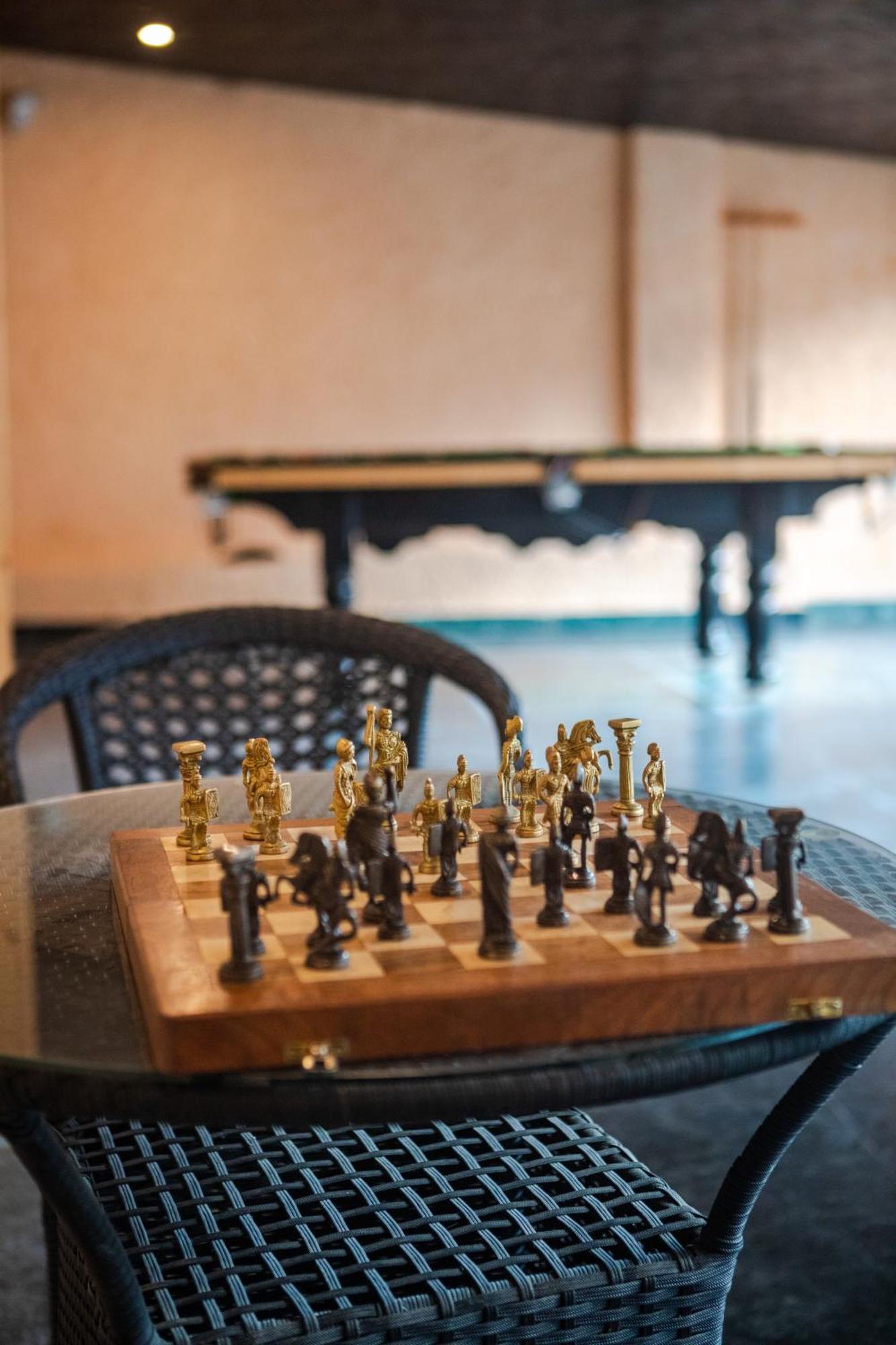 West Western #neartomallroad #gym #lawn #playingzone #pooltable #kidsfriendly #mountainview #tabletennis #familyfriendly #privateparking Hotel Manali (Himachal Pradesh)