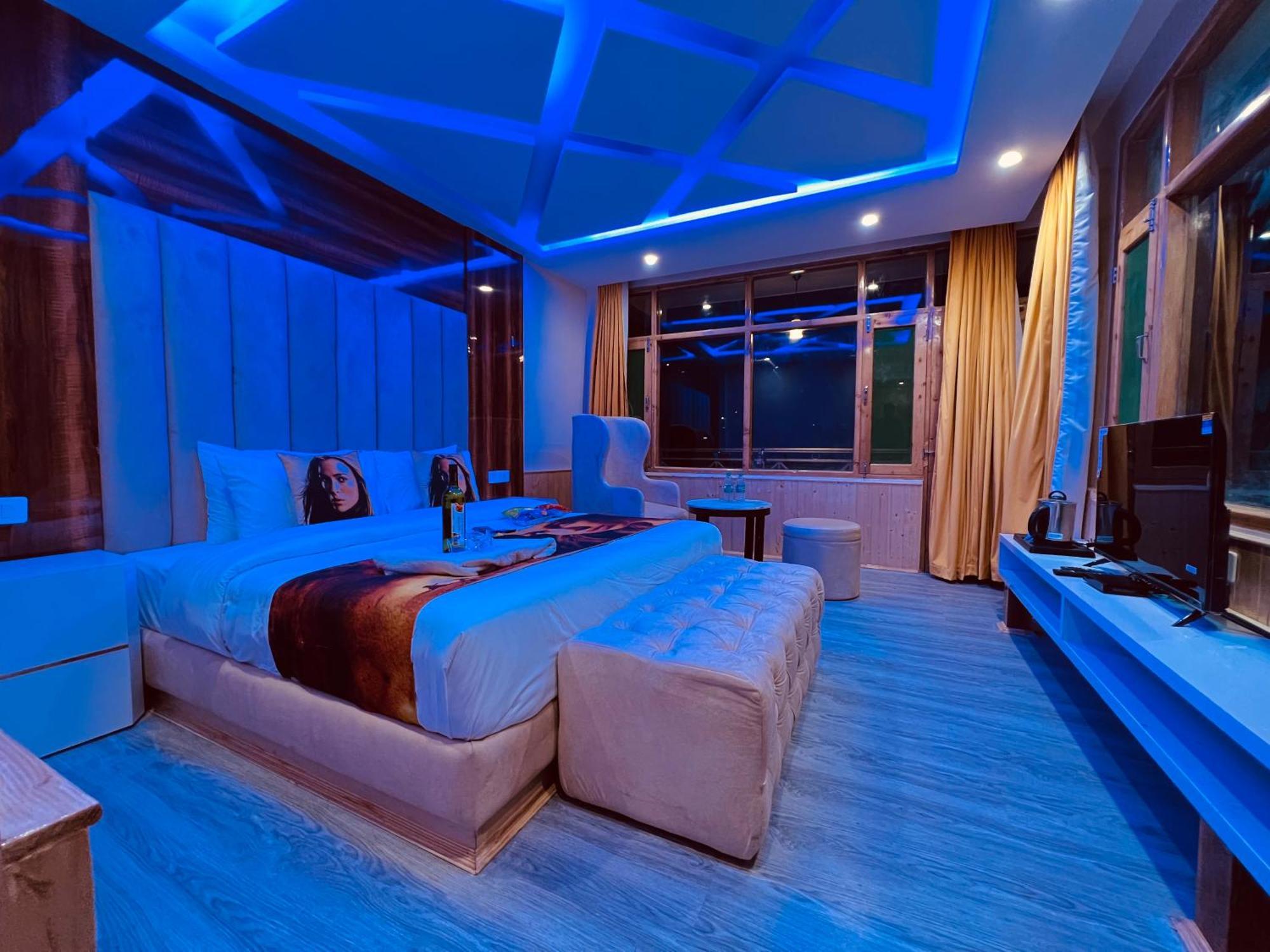 Hotel West Western #neartomallroad #gym #lawn #playingzone #pooltable #kidsfriendly #mountainview #tabletennis #familyfriendly #privateparking Manali (Himachal Pradesh)