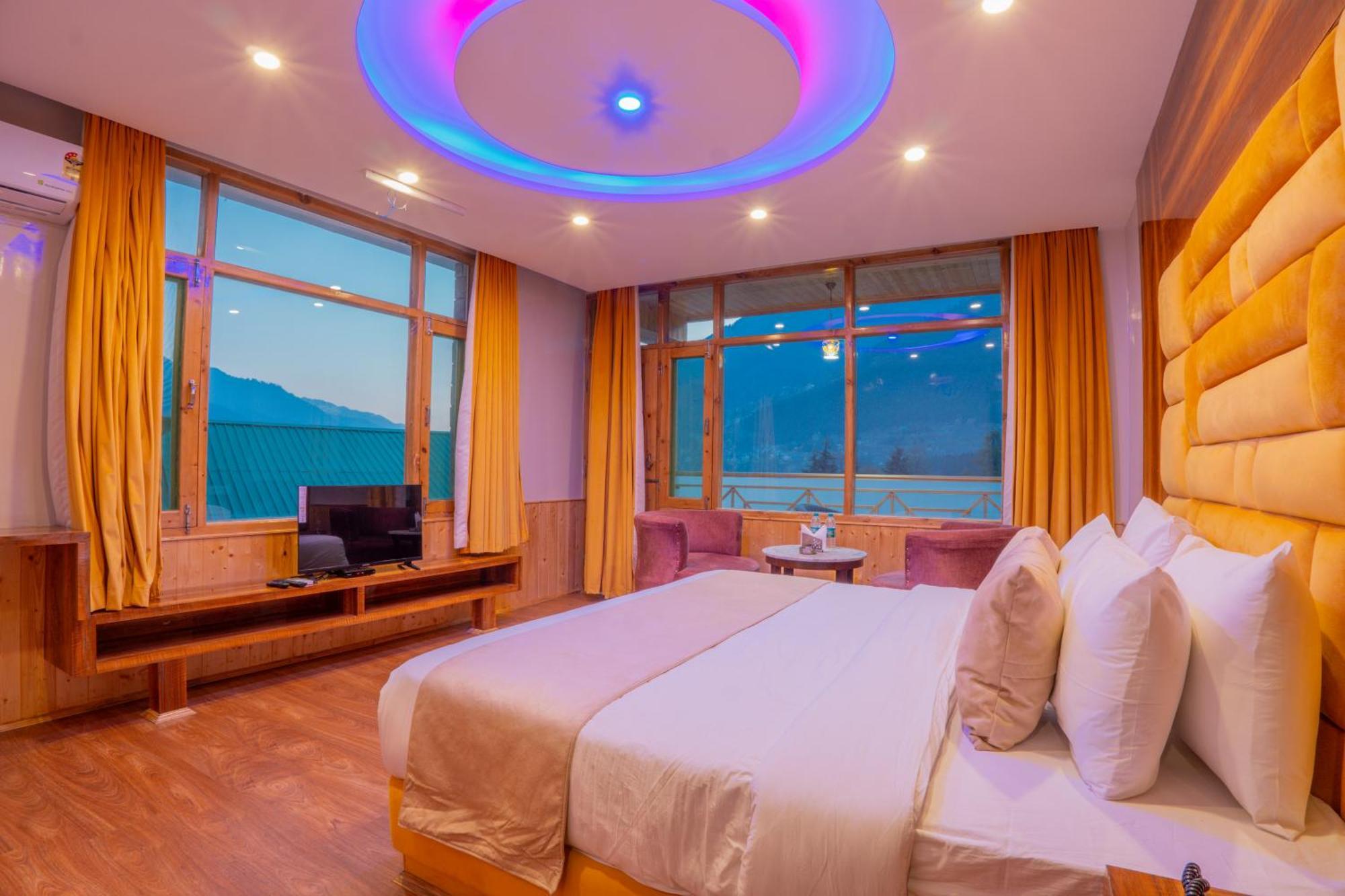 West Western #neartomallroad #gym #lawn #playingzone #pooltable #kidsfriendly #mountainview #tabletennis #familyfriendly #privateparking Manali (Himachal Pradesh)