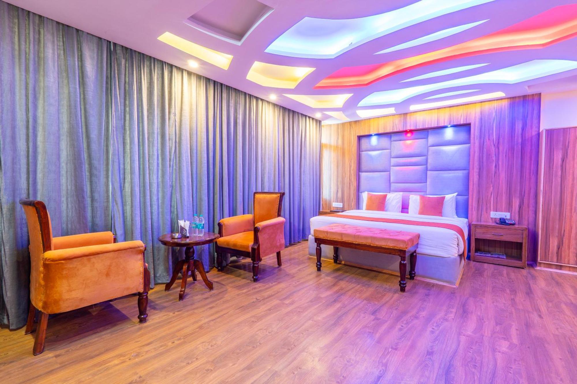 West Western #neartomallroad #gym #lawn #playingzone #pooltable #kidsfriendly #mountainview #tabletennis #familyfriendly #privateparking 4* Manali (Himachal Pradesh)