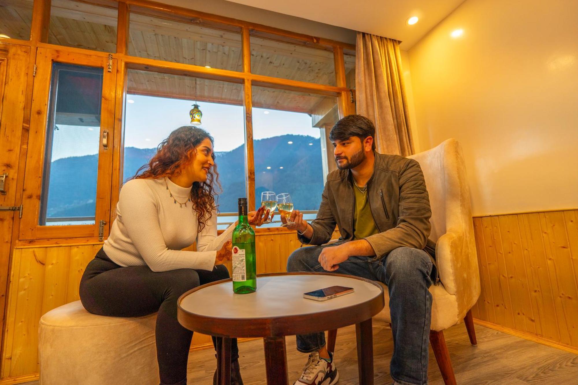 West Western #neartomallroad #gym #lawn #playingzone #pooltable #kidsfriendly #mountainview #tabletennis #familyfriendly #privateparking 4* Manali (Himachal Pradesh)