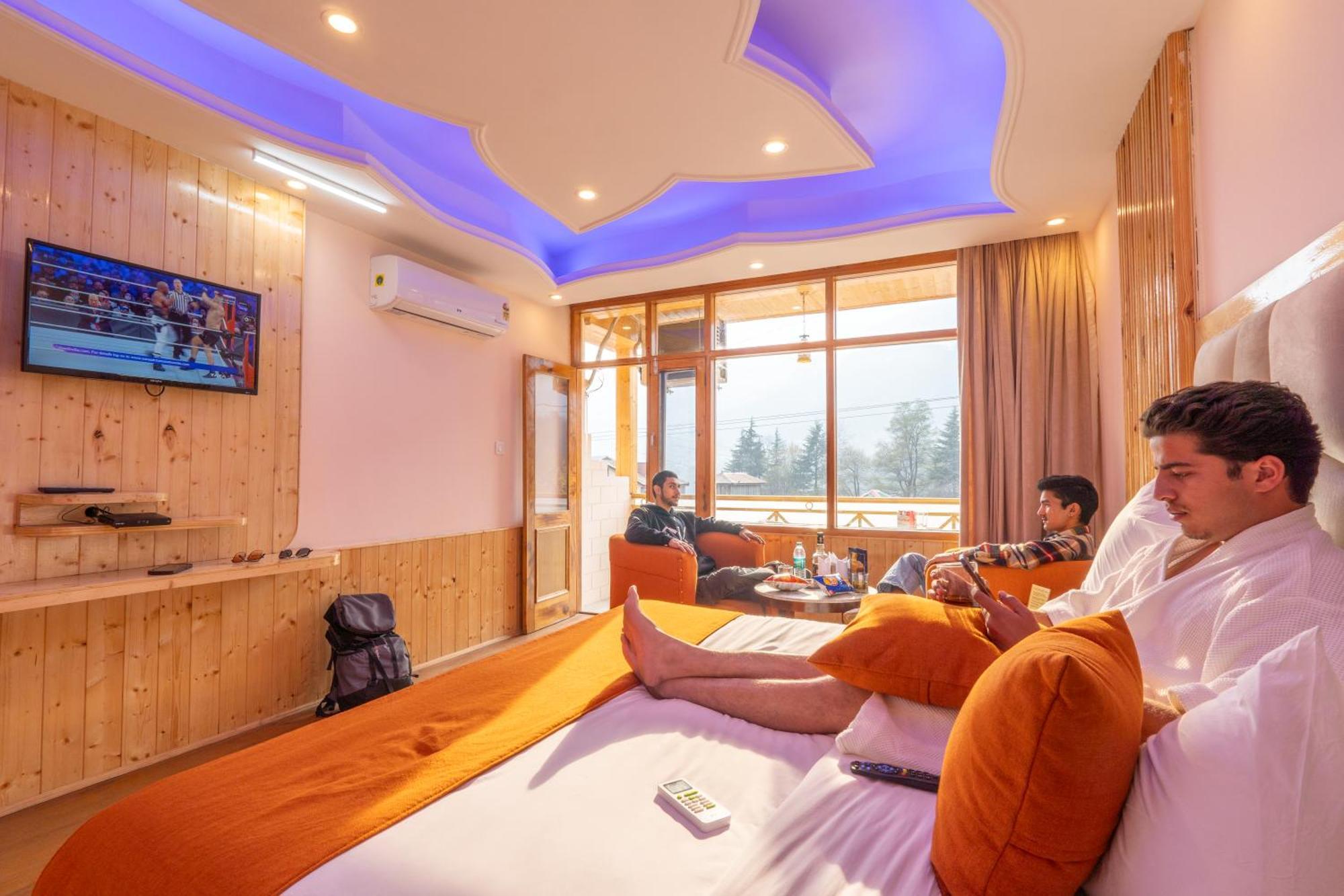 Hotel West Western #neartomallroad #gym #lawn #playingzone #pooltable #kidsfriendly #mountainview #tabletennis #familyfriendly #privateparking Manali (Himachal Pradesh)