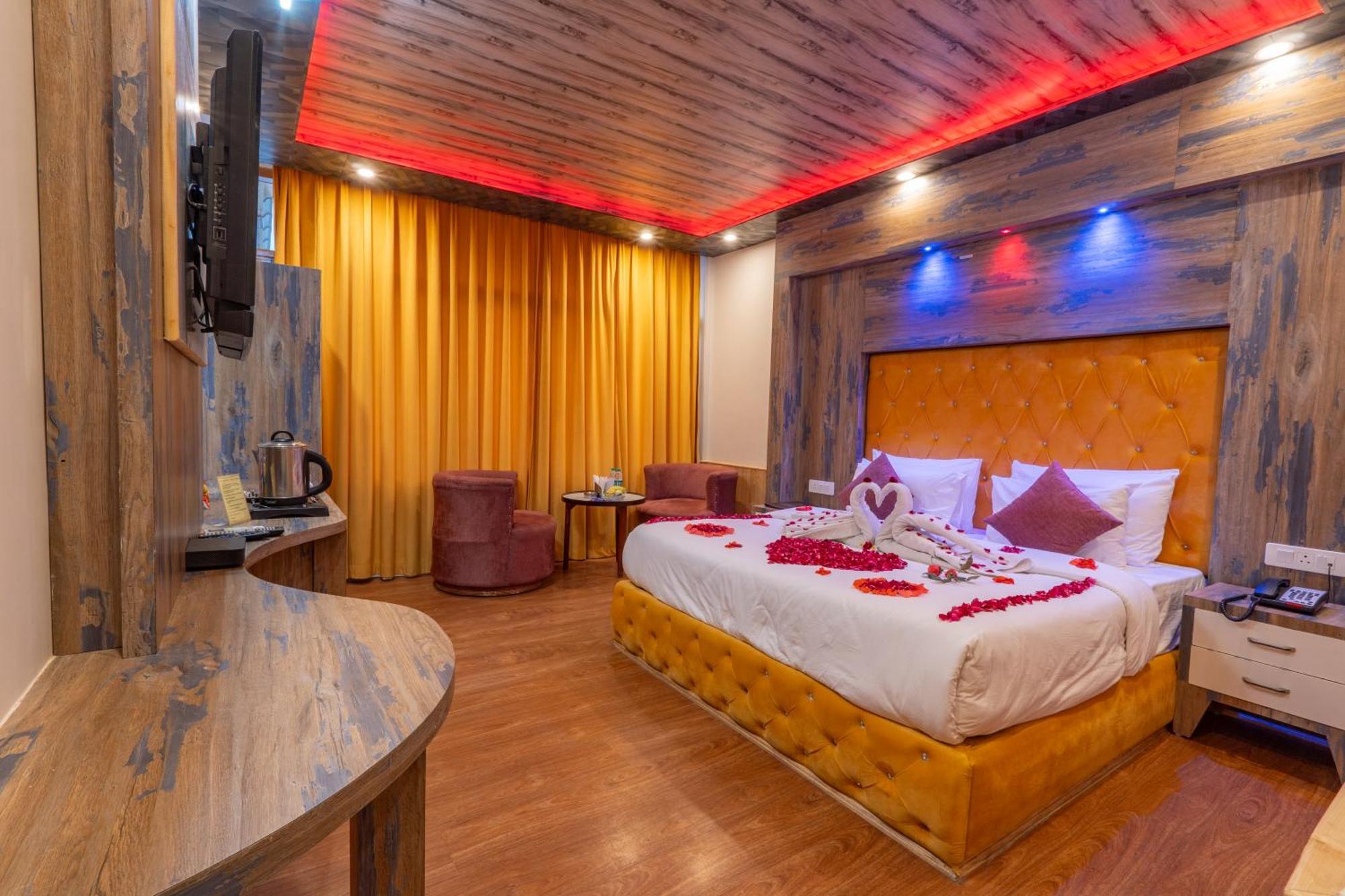 West Western #neartomallroad #gym #lawn #playingzone #pooltable #kidsfriendly #mountainview #tabletennis #familyfriendly #privateparking Hotel Manali (Himachal Pradesh)