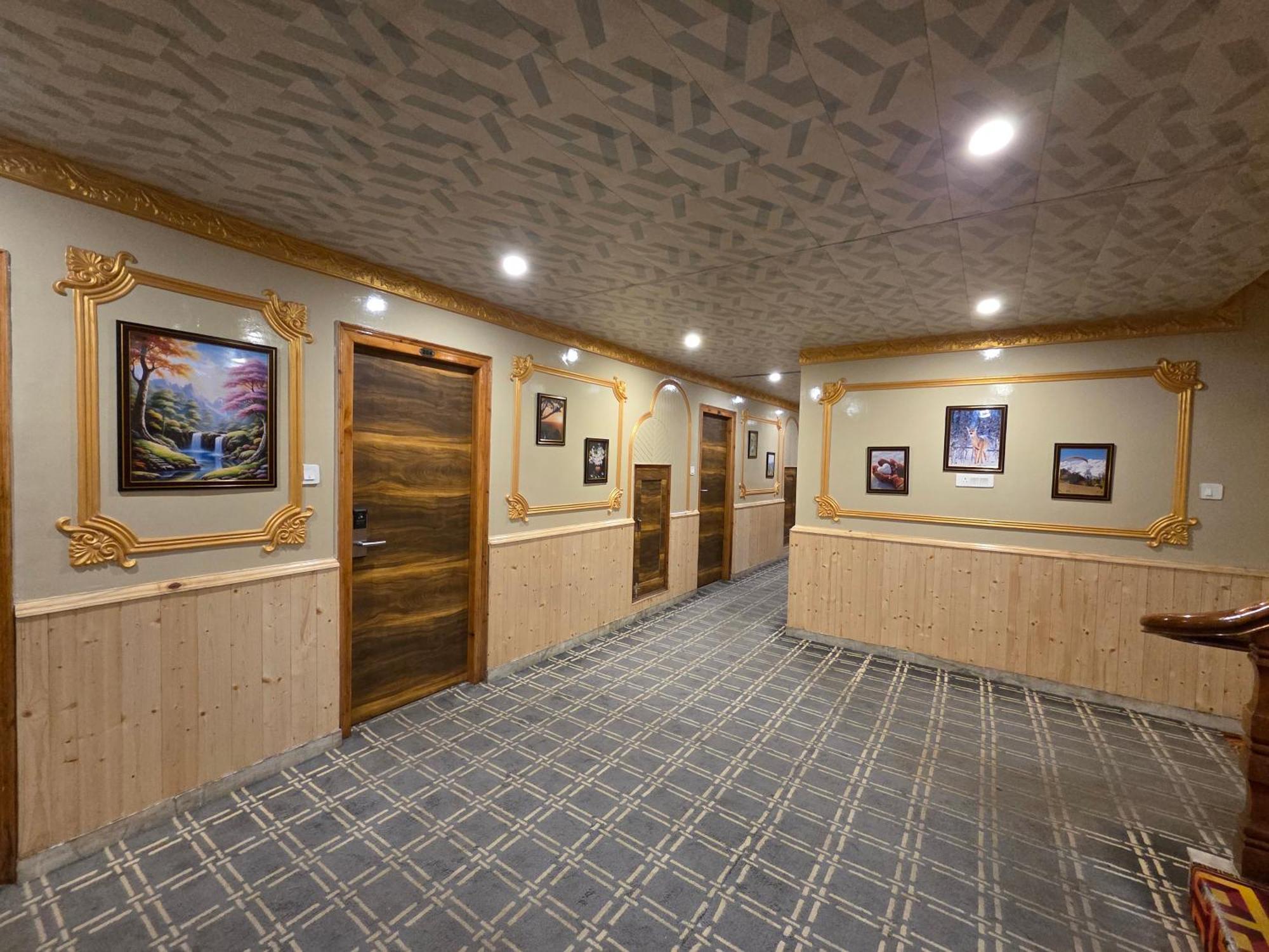 West Western #neartomallroad #gym #lawn #playingzone #pooltable #kidsfriendly #mountainview #tabletennis #familyfriendly #privateparking Manali (Himachal Pradesh)