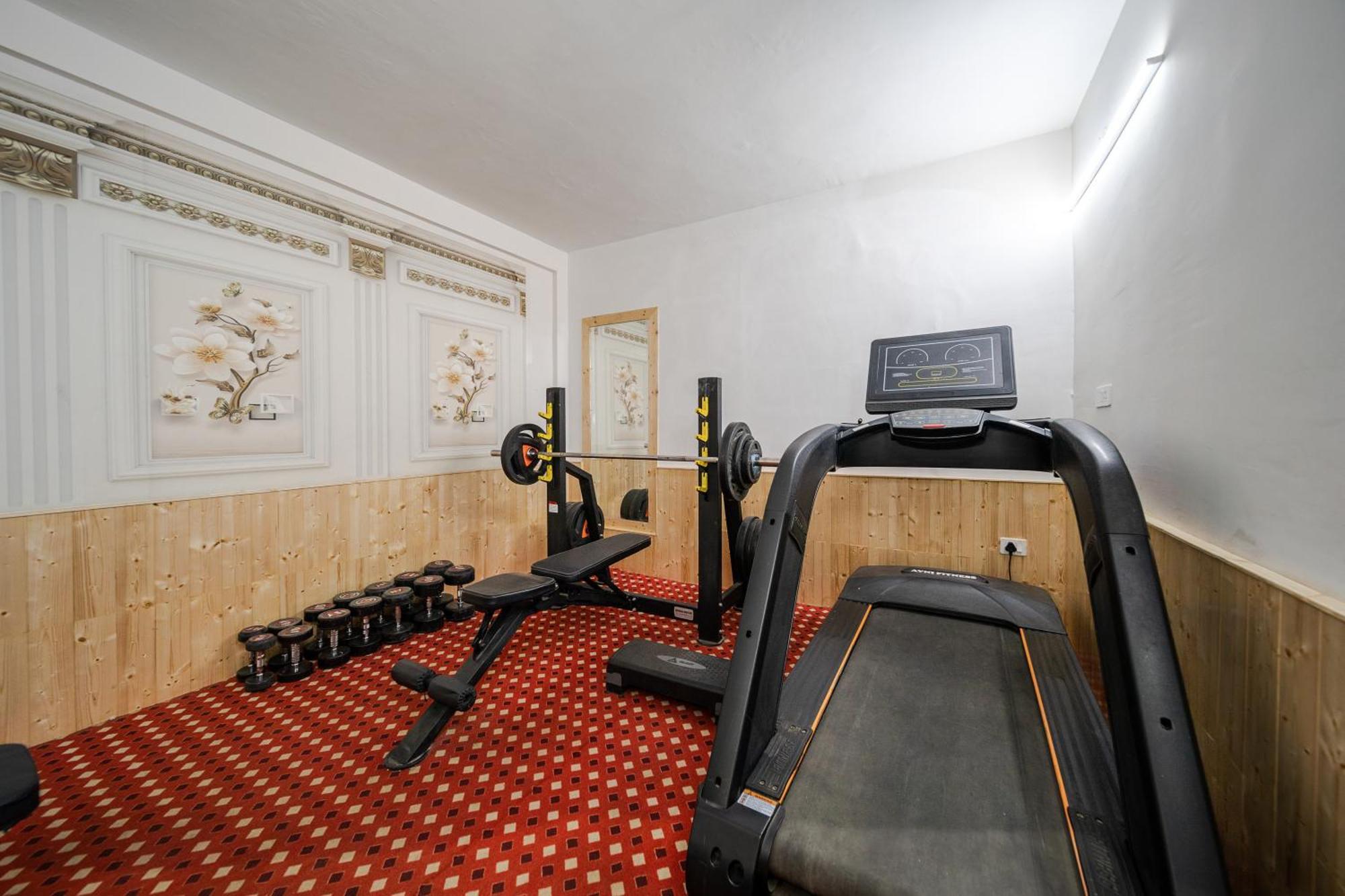 West Western #neartomallroad #gym #lawn #playingzone #pooltable #kidsfriendly #mountainview #tabletennis #familyfriendly #privateparking 4* Manali (Himachal Pradesh)