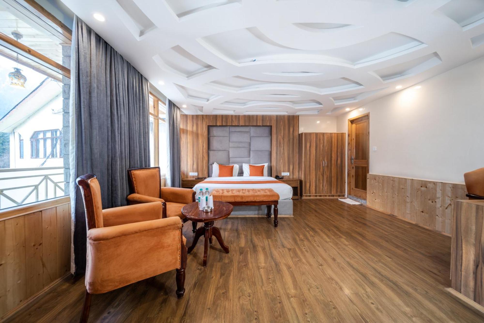 West Western #neartomallroad #gym #lawn #playingzone #pooltable #kidsfriendly #mountainview #tabletennis #familyfriendly #privateparking Manali (Himachal Pradesh)