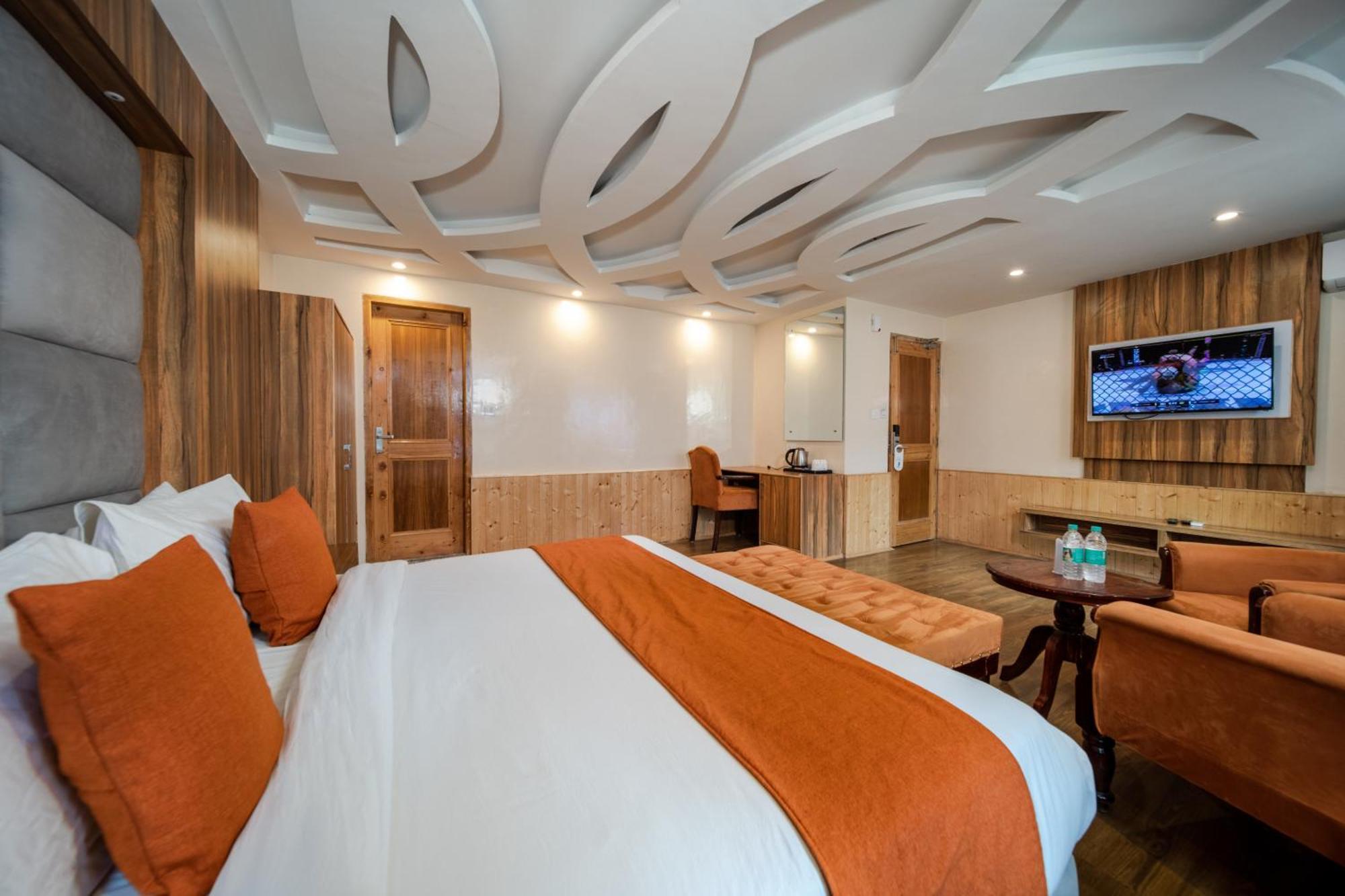 West Western #neartomallroad #gym #lawn #playingzone #pooltable #kidsfriendly #mountainview #tabletennis #familyfriendly #privateparking Manali (Himachal Pradesh)