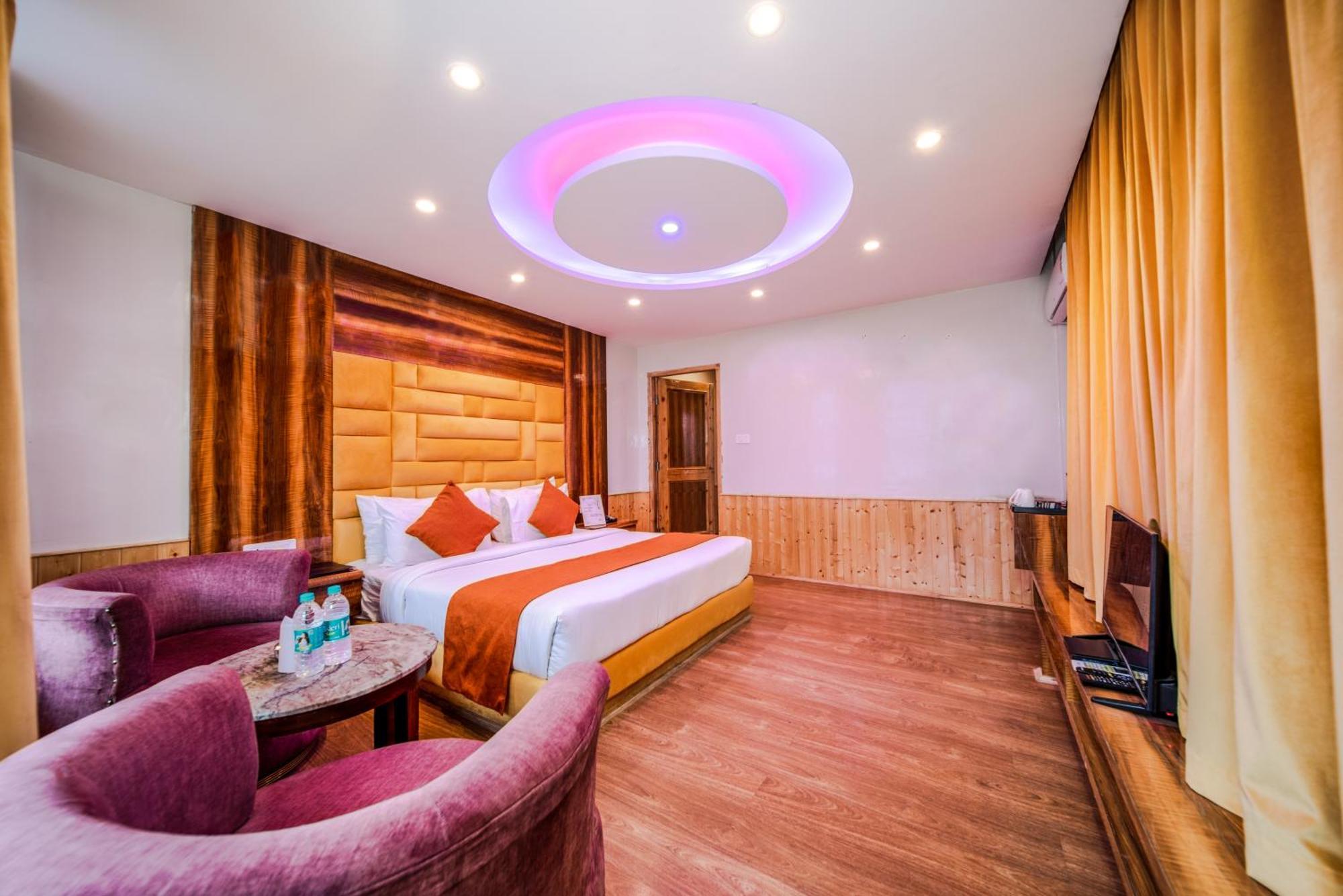 West Western #neartomallroad #gym #lawn #playingzone #pooltable #kidsfriendly #mountainview #tabletennis #familyfriendly #privateparking Hotel Manali (Himachal Pradesh)