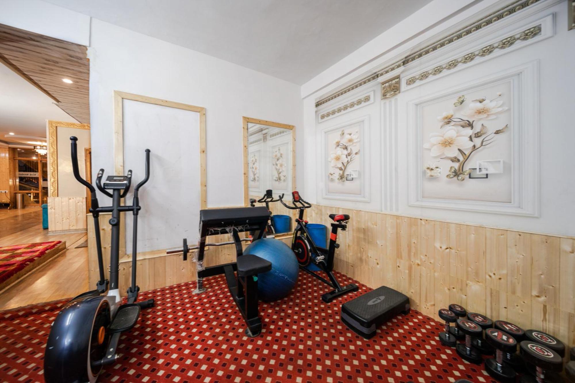 West Western #neartomallroad #gym #lawn #playingzone #pooltable #kidsfriendly #mountainview #tabletennis #familyfriendly #privateparking Hotel