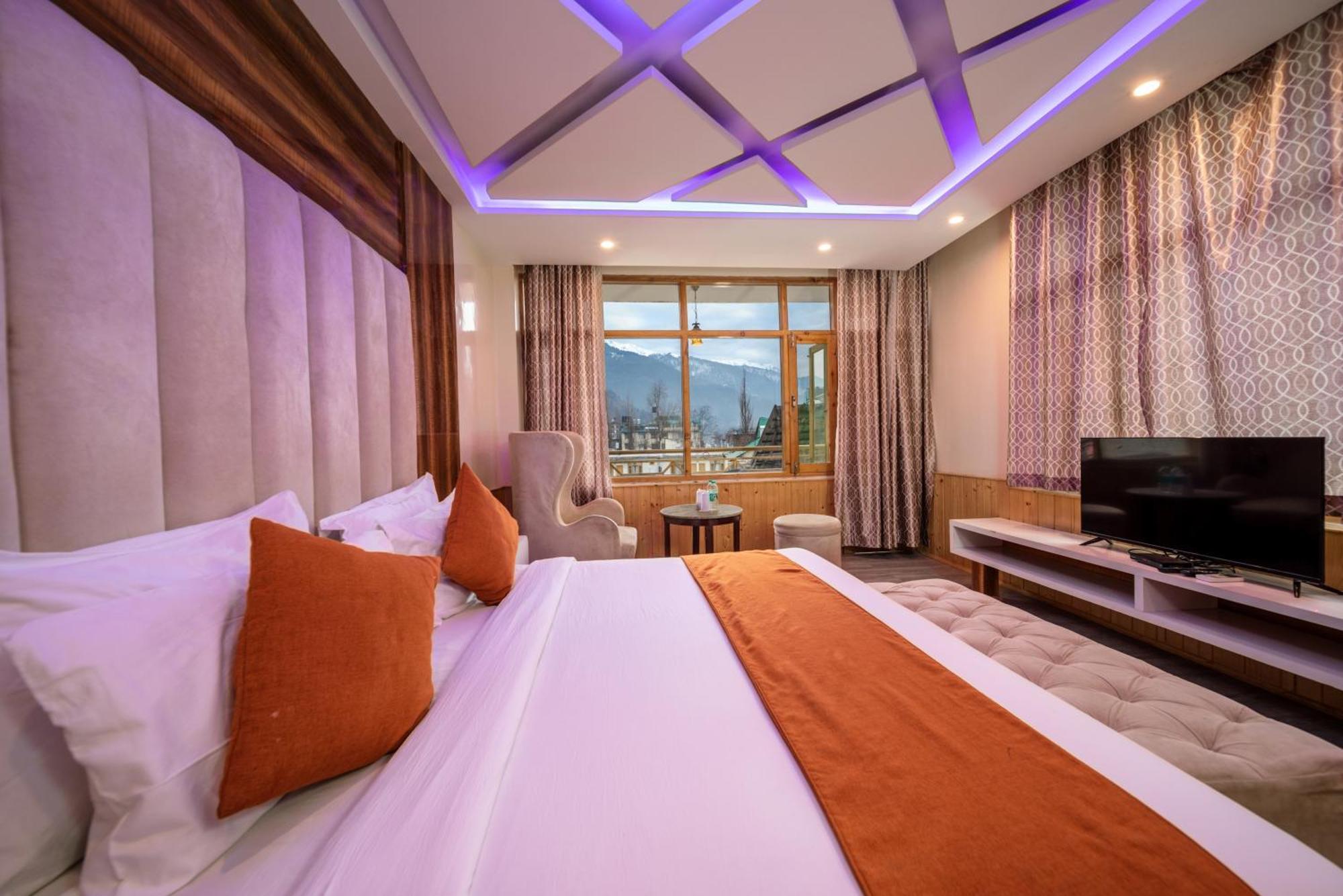 West Western #neartomallroad #gym #lawn #playingzone #pooltable #kidsfriendly #mountainview #tabletennis #familyfriendly #privateparking Hotel Manali (Himachal Pradesh)