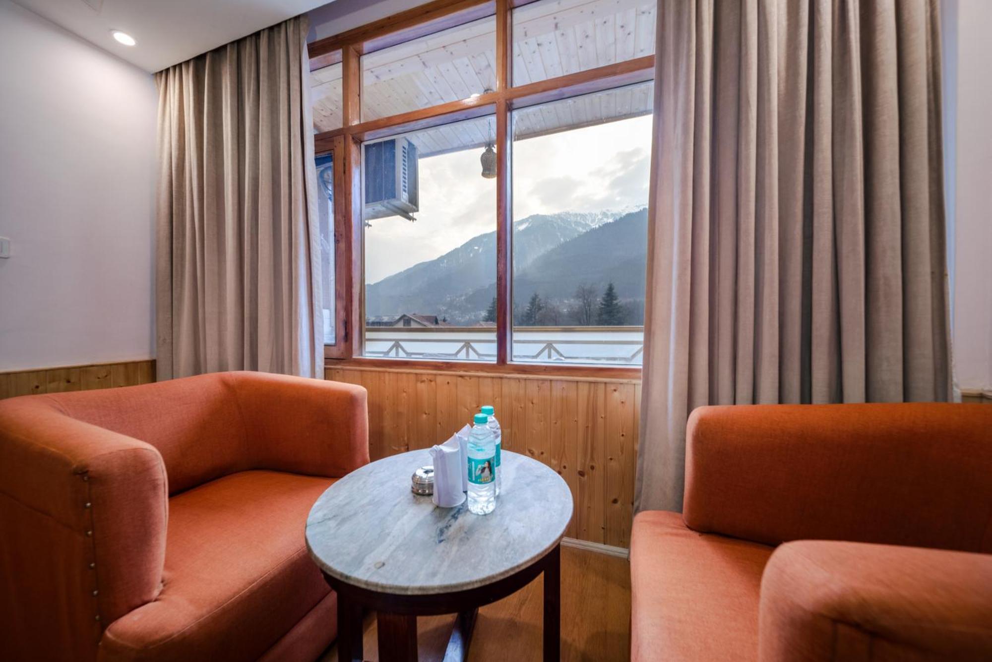 West Western #neartomallroad #gym #lawn #playingzone #pooltable #kidsfriendly #mountainview #tabletennis #familyfriendly #privateparking Manali (Himachal Pradesh)